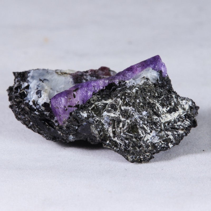 Saphir Violet sur Biotite - Madagascar