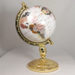 globe en pierre blanc