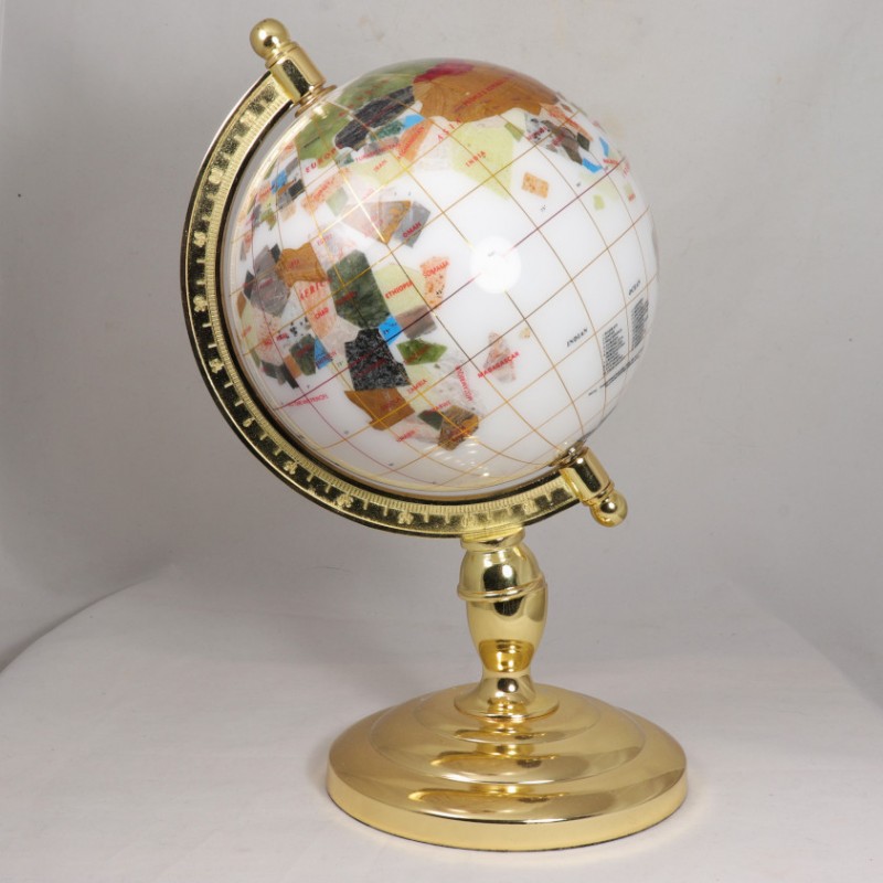 globe en pierre blanc