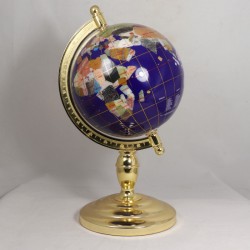 Globe terrestre bleu avec continents en pierre